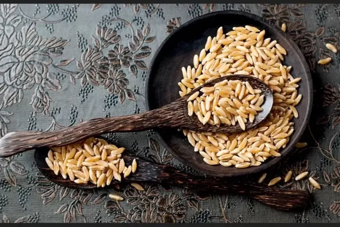 Bowl of healthy cereal featuring ancient grain in a healthy cereal nyt, showcasing quinoa, amaranth, and spelt.